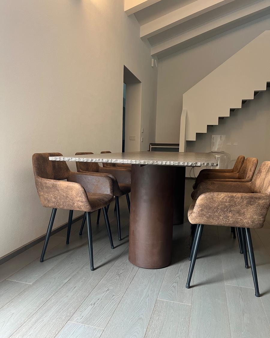 Tavolo con base in ferro e piano in pietra
