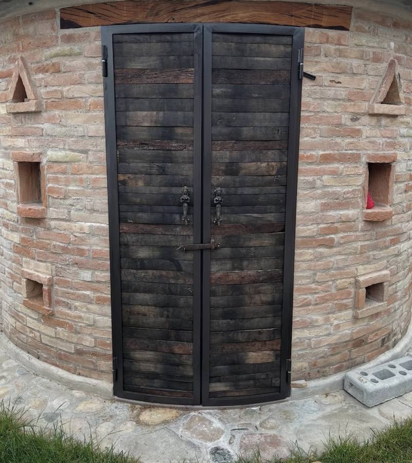 Portone ad arco in ferro e legno