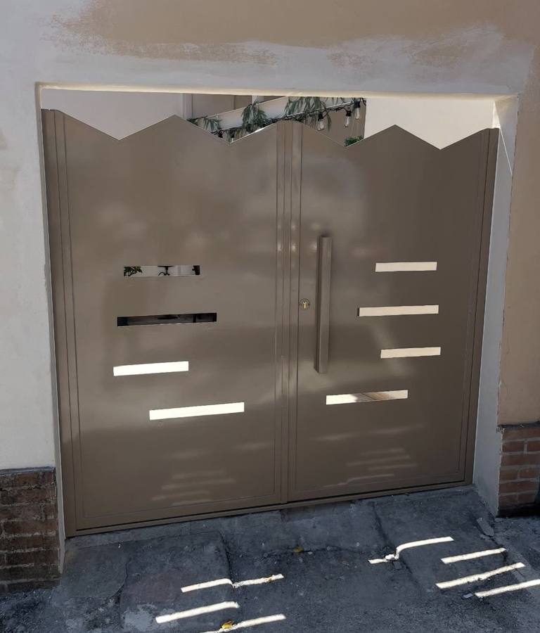 Cancello in ferro con tagli