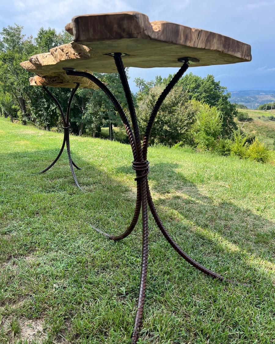 Tavolo in legno con gambe in ferro
